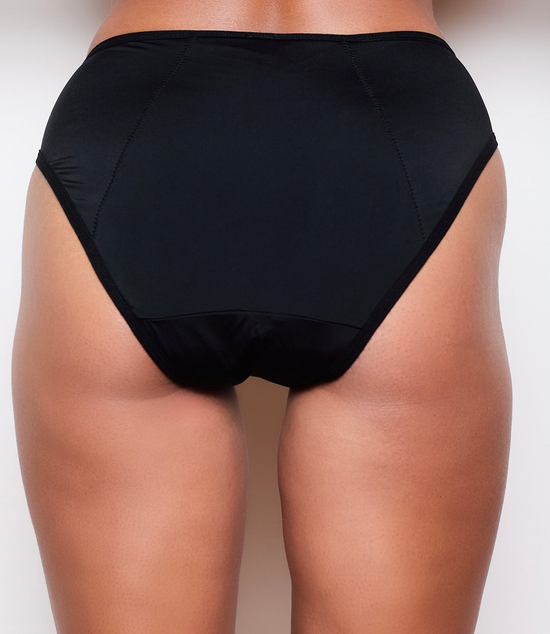 Full-coverage period panty, Rodeo style, featuring sexy criss-cross side straps and a smooth finish in black.